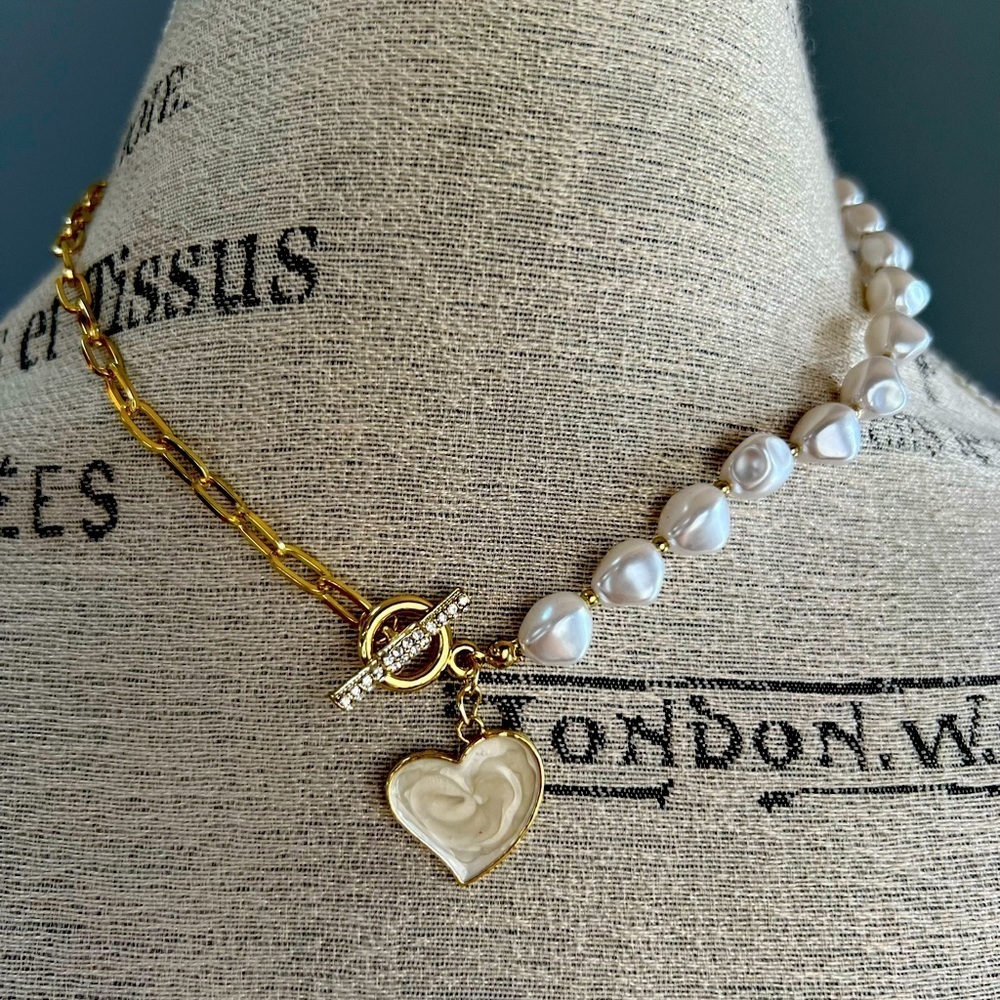 NWT Gold Heart Shape Pendant Rhinestone Decor Pearl Shape Necklace - Picture 1 of 8